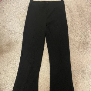 Utsvängda byxor - Ribbade utsvängda byxor från new yorker