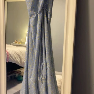 Sommar klänning - Perfekt julklapp, det är en knyt klänning köpt från Veromoda. Det är ett jätte bekvämt tunt tyg och är perfekt till en sommardag eller i julklapp. Den köptes för 700kr och är använd två gånger.