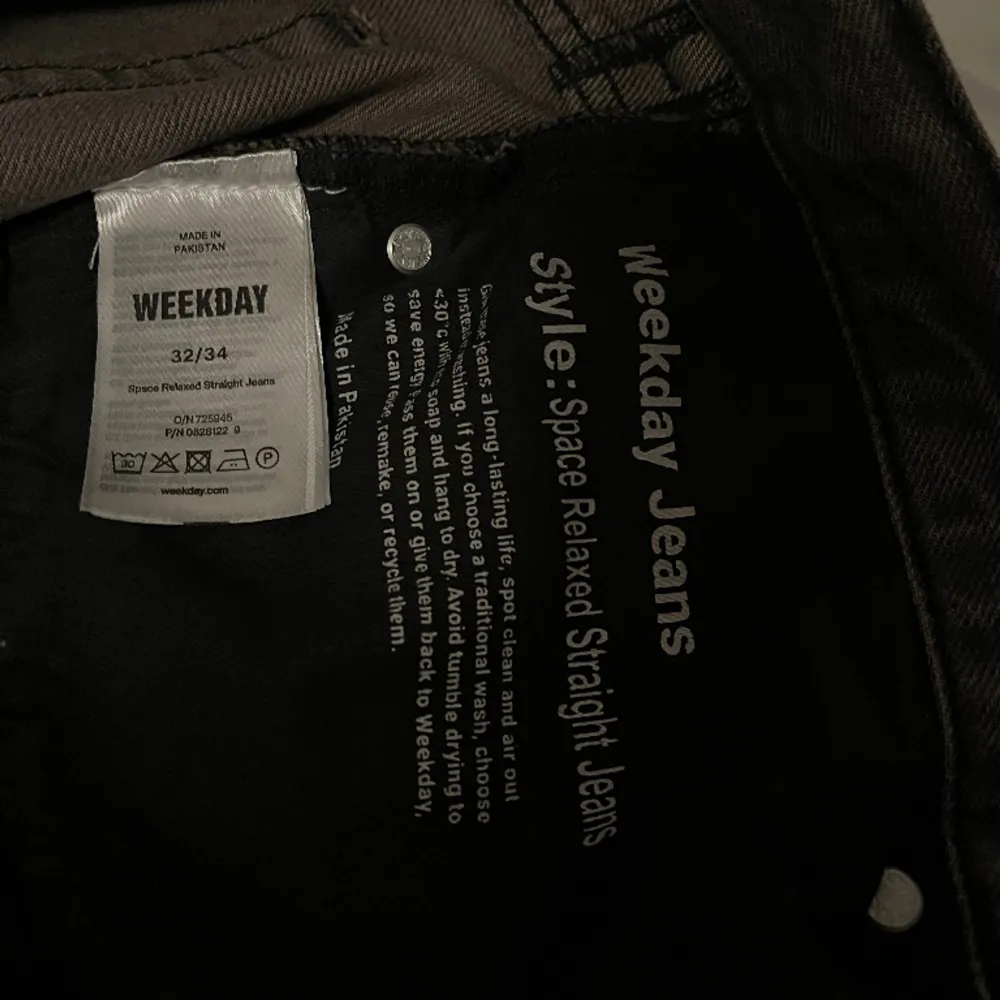 Ett par schyssta Weekday space relaxed jeans i färgen ”Dark Grey”. Använda en gång och är lite stora på mig. Jag är 182 cm. . Jeans & Byxor.