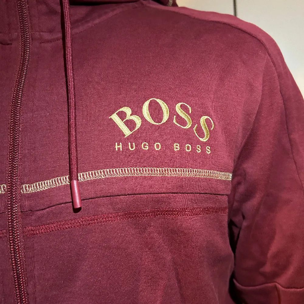 Säljer min killes oanvända Hugo boss kofta. Perfekt som julklapp till en bror, kille, vän etc! ❣️. Hoodies.
