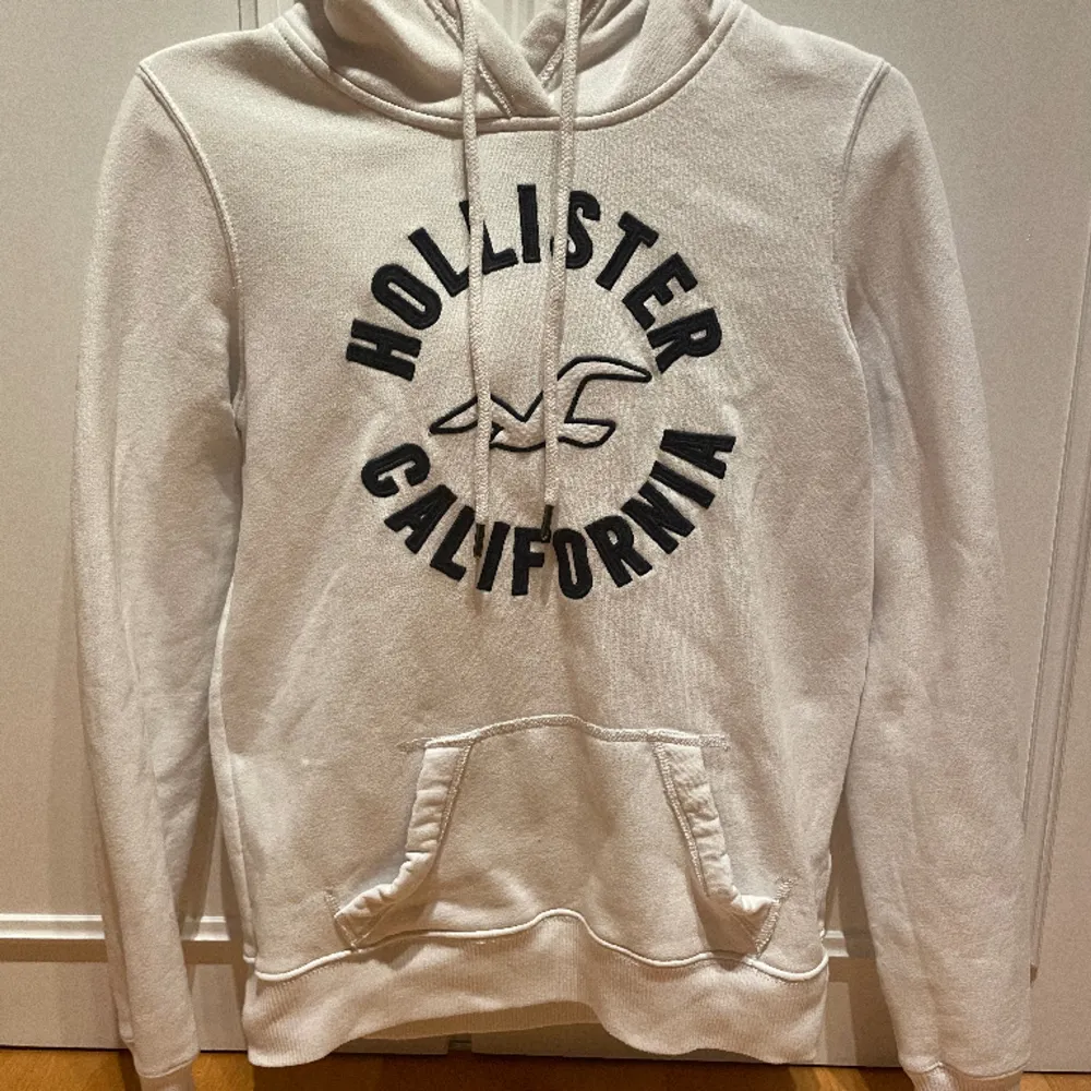 Vit hoodie från Hollister. Är i nyskick och Superskön men har blivit för liten för mig. Hoodies.