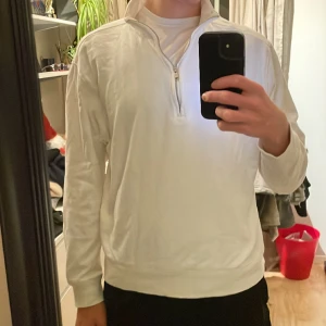 Mango zip tröja - Fin zip tröja från Mango i storlek M. Sparsamt använt, skick 8/10.  Säljer pga för liten för mig. Nypris: 699kr Mitt pris: 299kr +frakt