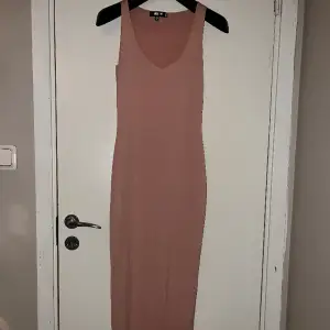 Säljer denne klänning då den inte kommer till användning. Den har aldrig andvänts endast testade 