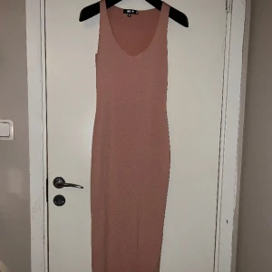 klänning  - Säljer denne klänning då den inte kommer till användning. Den har aldrig andvänts endast testade 