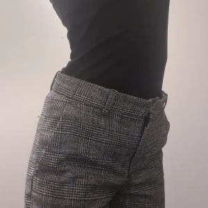 Kostym byxor  - Bekväma och sköna kostymbyxor från H&M. Storlek 36 men passar även 34. Perfekt längd för dig som är mellan 152-156 cm. 