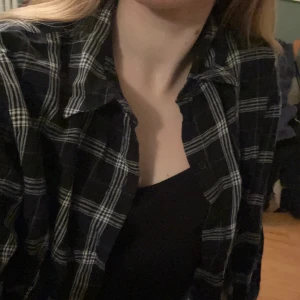 Skjorta  - Svart vit skjorta. Säljer pga av att den är för liten. Köparen står för frakt! Skriv gärna om ni har några frågor:)💐