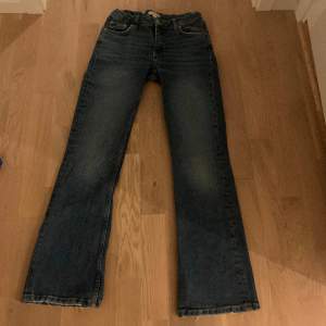 Bootcut jeans från Gina tricot i storlek 158, dom är i bra skick och säljer eftersom dom är för små 💓 använd gärna köp nu funktionen och hör av er om ni har några frågor! 