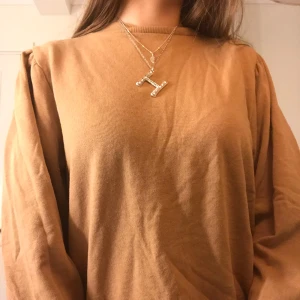 Brun tröja med volanger i storlek XS/S🤍 - Nu säljer jag denna bruna sweatshirt med volangärmar i storlek XS/S från Lager 157. 