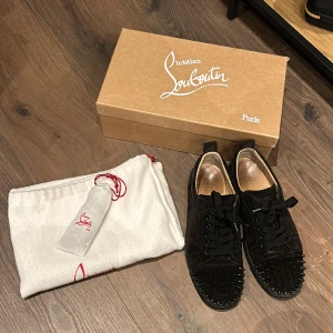 Christian Louboutin Skor - Christian Louboutin skor i okej skick, 8/10, slitna undertill som visas på bild. Kommer med box, dustbag och extra snören. Size 38 passar 38.5-39. Nypris 8500, mitt pris 3200 med utrymme för förhandling. Bara att skriva vid frågor eller funderingar! 