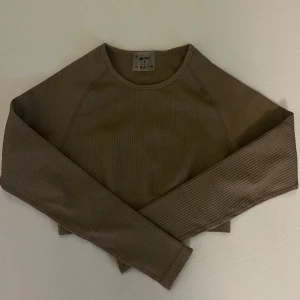 Aim’n träningstop - Superskön träningströja som jag tyvärr kände mig obekväm i då jag inte kan ha crop tips💖 men jättefint om man gillar sånt. Matchande tights finns. Helt ny och inga tecken på användning!