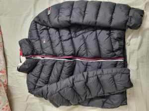 Tommy hilfiger - Jackan är använd ett par gånger men är precis som ny. Väldigt bekväm och passar perfekt till vintern.
