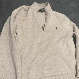 ralph lauren zip - Hej säljer nu min zip tröja från ralph lauren nu pris runt 2000 skick är 9.5/10 storlek m är för liten för mig därför säljer ja den 