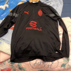 Milan fotbolls tröja  - En riktig skön och härlig tröja fotbolls tröja använt typ 3-4 gånger inget fel den är lite för stor passar tyvär inte skick 10/10. Ny pris 1100kr kan tänka mig gå ner lite 