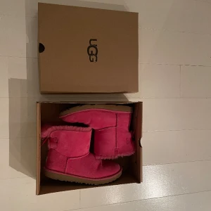 Uggs - Säljer mina fina Uggs som är köpta i New york för ganska många år sen, använda max 2 gånger, de är i storlek 36 men passar mig som vanligt vis har 38/39❤️