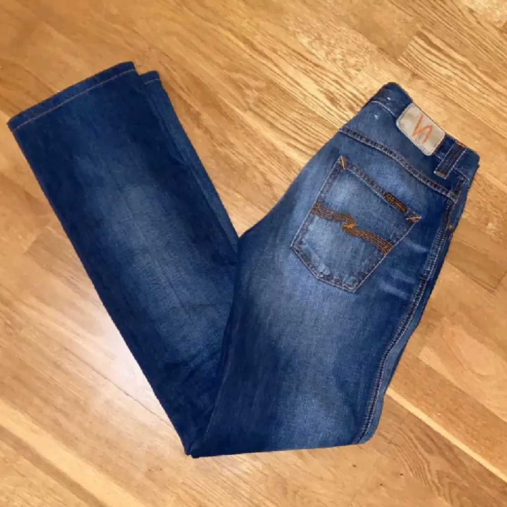II Nudie Jeans II Modell Slim Jim (straight fit) II Nypris: 1700 II Utmärkt skick med fin tvätt II 🌟🌟. Jeans & Byxor.