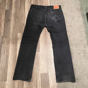Levis 501 - Ett par thriftade Levi's 501or! - Stl W35 L32 Mycket bra skick, knappt änvända.