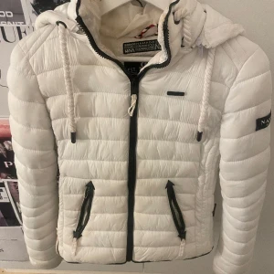 Vinter/höst jacka  - använd några gånger men fortfarande bra skick ( har dock lite sminkavfärgningar vid kragen)