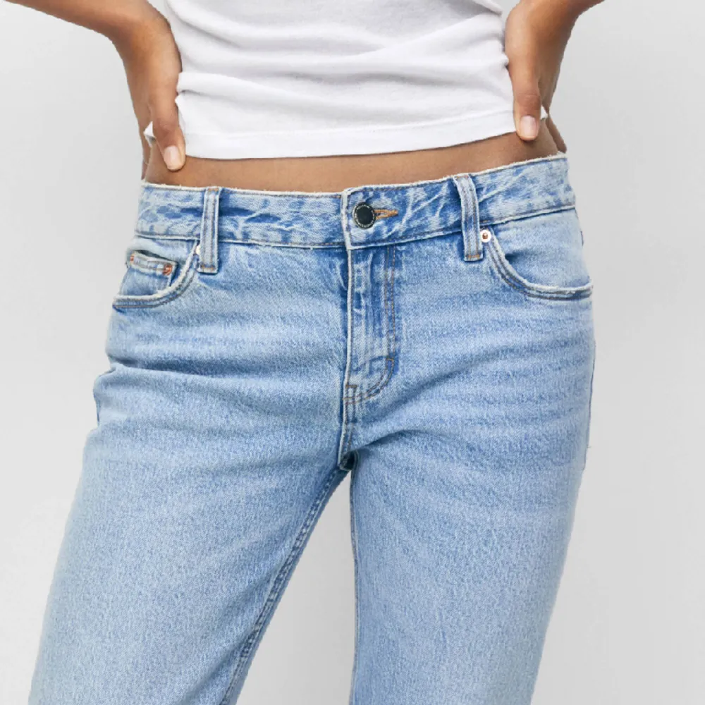 Jätte snygga jeans ifrån pull&bear, använda fåtal gånger men är i fint skick, skriv för fler bilder. Pris kan diskuteras.😽. Jeans & Byxor.