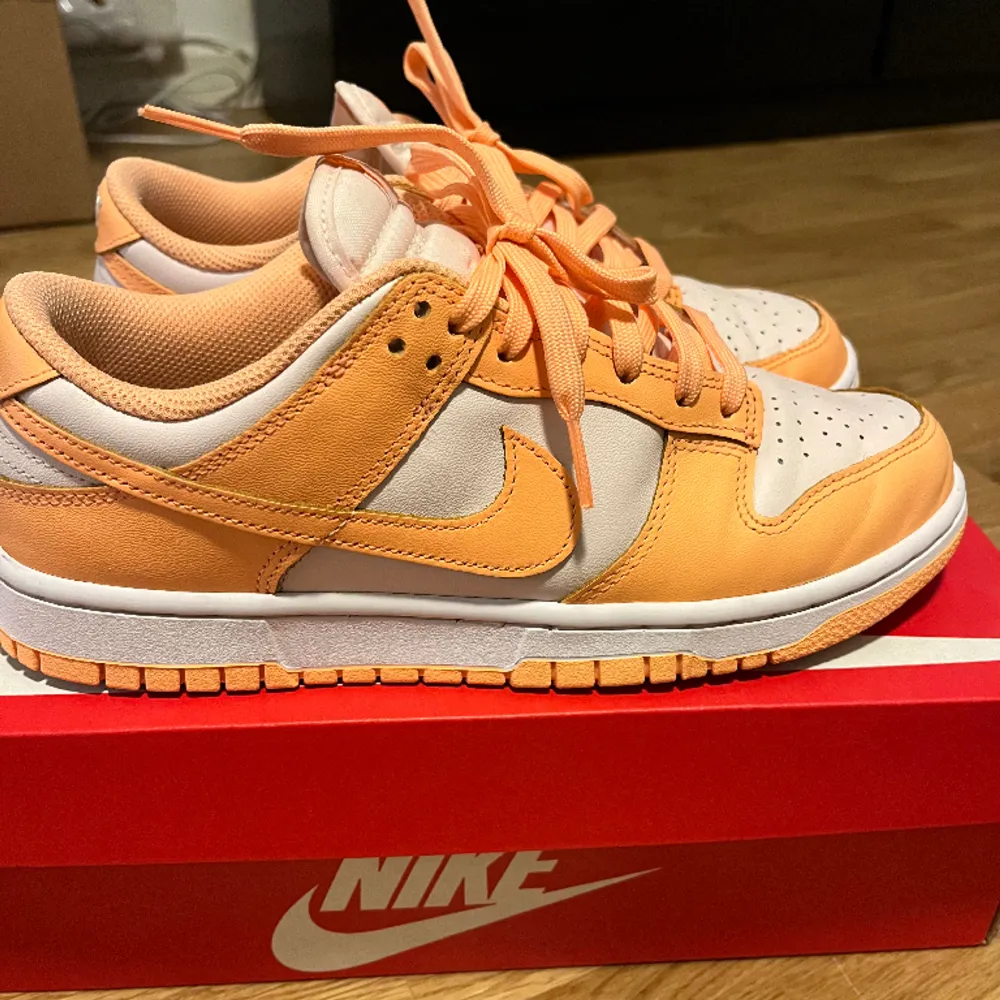 Säljer mina orangea Nike dunks. Dom är i bra skick men har en liten skråma som syns på sista bilden.  Condition 7,5/10. Skor.