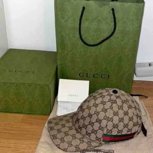 Gucci cap - tja säljer min keps nu ÄKTA såklart säljer den för att ska köpa ett ps5 snabb affär kan diskuteras 