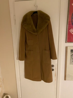 Kappa - Höst/ vinter/ vår kappa med fuskpälskrage. Hel och ren. Inga defekter. 
