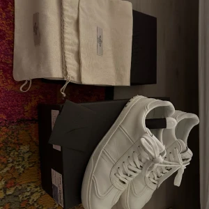 Valentino flycrew white leather  - Hej,      Säljer nu mina vita flycrews i storlek 42 . 