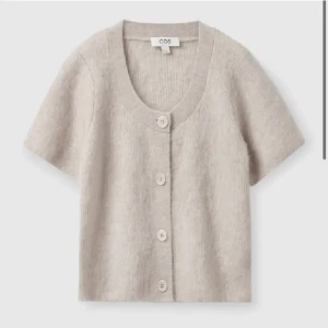 Cos kofta - Säljer nu min ursnygga cos kofta som är väldigt spar använd!! Den är i storlek XL men krymt till en M och sitter så bra på! Kom privat för ytligare frågor eller bilder💞💞