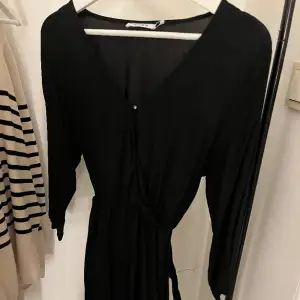 En superfin svart klänning från Na-kd✨Använd i gott skick. Går även att knyta runt klänningen! Kontakta mig vid fler frågor/ bilder!