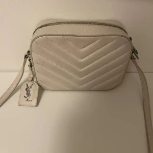 Ysl väska - Säljer min fina ysl då jag vill köpa en annan Väska💗💗 Skric för fler bilder
