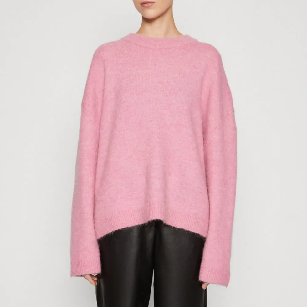 Populära tröjan crew neck sweater från Gina Tricot i rosa. Finns inte på ginas hemsida än, köpt på Zalando. Bara använd 1 gång så som ny 🩷. Tröjor & Koftor.
