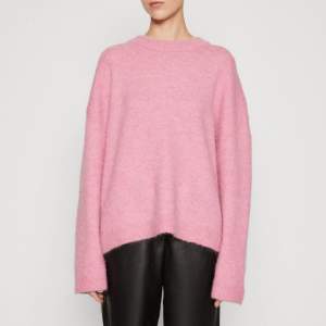 Populära tröjan crew neck sweater från Gina Tricot i rosa. Finns inte på ginas hemsida än, köpt på Zalando. Bara använd 1 gång så som ny 🩷