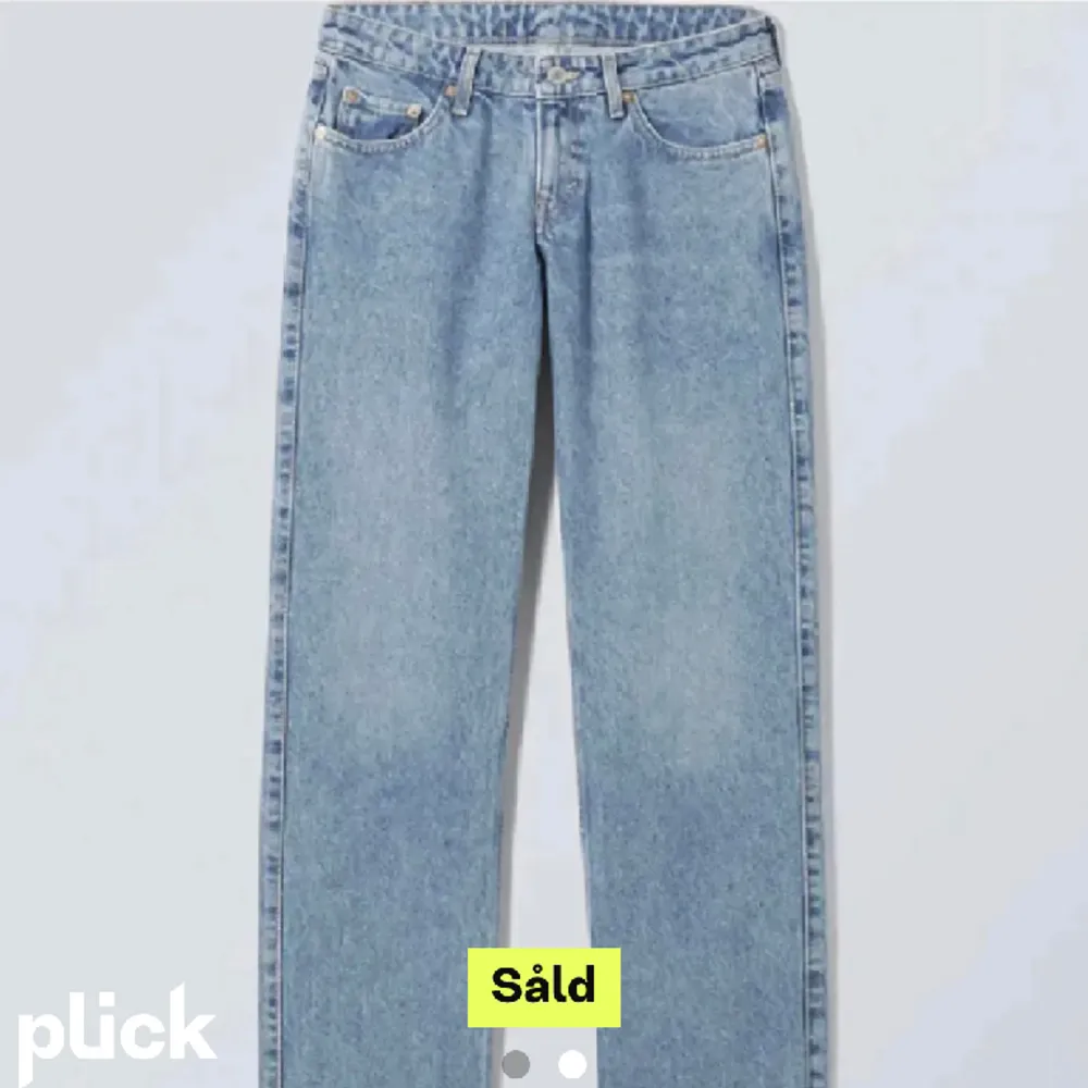 Första två bilderna är lånade den sista är min bild. Lågmidjade jeans från weekday i storlek 27/30 köpte dem från en användare på plick men tyvärr passade byxorna inte mig.. Jeans & Byxor.