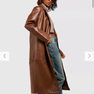 Läder jacka - Har prislappen kvar, lyckades beställa två likadana. Jättefin, bra matrial och bra längd. Köpte för 799kr, jag kan sänka priset vid snabb affär