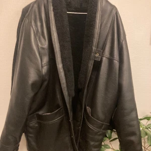 Heavy black leather coat - Perfekt till vintern. Varmaste jackan. unisex men i stor i storleken. Jag är 195+ Funkar på tjejer som en större ”kappa”