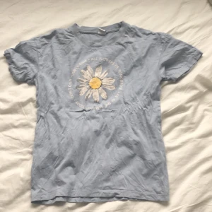 Super fin blå tröja - Blå tröja med tryck, lite sliten men bara använda ca 3 gånger! Kontakta för fler bilder om intresserad❤️