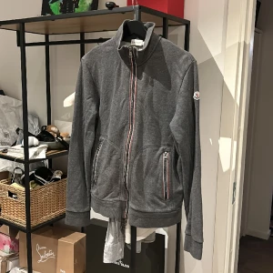 Moncler Zip Up Cardigan  - Moncler Zip Up Cardigan size L fits S, skick 9/10. Nypris 5500 mitt pris 1600 men tar emot rimliga bud! Bara o skriva vid frågor eller funderingar! :) Över 50 refs finns 