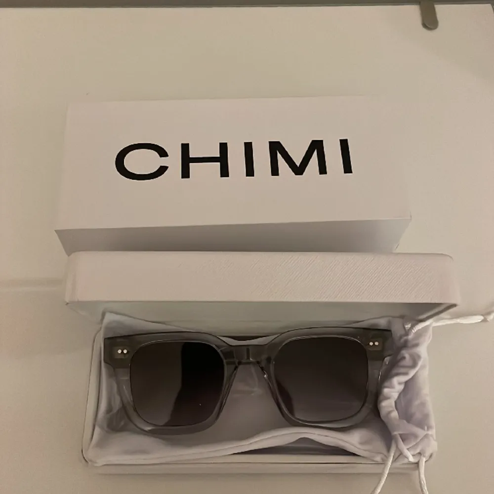 Chimi 04 Grey Helt oanvända, låda, fodral, påse, puttsduk . Accessoarer.