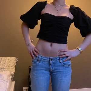 Fin svart topp med puffärm från Gina tricot - Fin svart topp/blus med puffärm från Gina tricot strl S/Xs. Går även att dra ner axlarna lie så den blir mer odd shoulder. Hör av dig vid frågor!🫶🫶💞