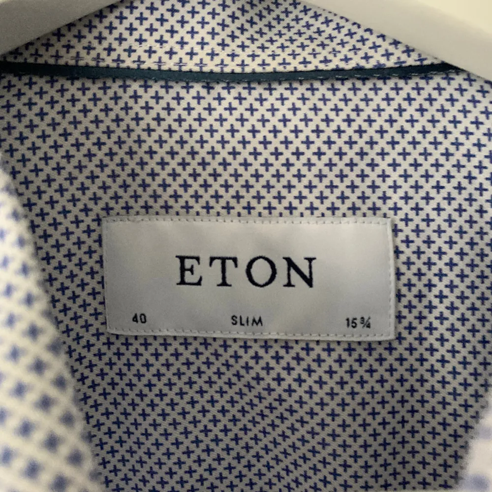 Säljer min Eton Skjorta då jag inte använder den längre. 10/10 skick. Inga defekter. Nypris runt 1600 mitt pris 550. Hör av dig om du har några frågor!. Skjortor.