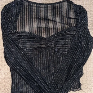 Glittrig meshtopp - Svart glittrig topp i mesh som är såå fin och perfekt till nyår eller bara fest!🖤Storlek M men skulle säga att den passar S också.