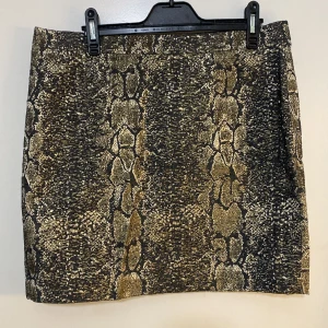 Festligt kjol zoul 40  - Fin festligt kjol rak kort guldigt Zoul 40 