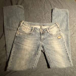 Lågmidjade jeans med bootcut, super fina fickor💗 de har jättefin wash💓 Midjemåttet- 37cm  Innebenslängden- 78 cm  Skriv gärna om ni har frågor🤍