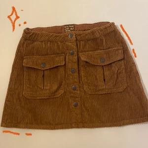 Zara Manchester kjol - En brun/orange kjol av manchestertyg. Såå snygg men för liten för mig nu. Även fast den är för barn har den funkat bra för mig men den är mer mot xs hållet 🫶🏽🍁