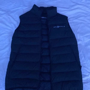 Sail racing väst  - Säljer min sail racing väst då den är för liten  Köpt från kidsbrantstore  Storlek 170 Köpt för 1700kr Bra skick inga skador  Pris går att diskutera  