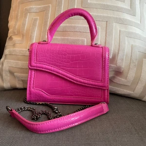 Handväska  - Helt oanvänd handväska från zara🩷 Nypris 275 kr.  Går att bära i handen och över axeln! Skriv för mer bilder🩷 Pris går att diskutera!