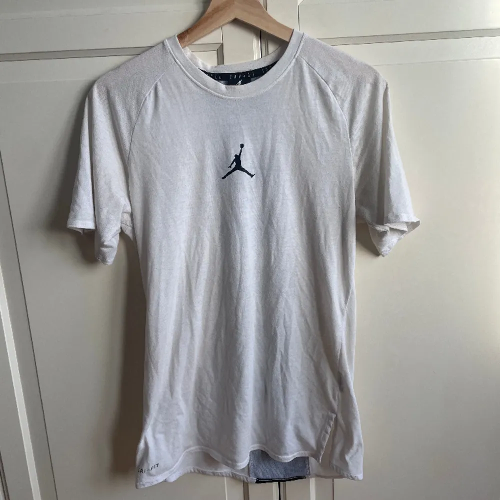  Hej! Jag säljer en Air Jordan t-shirt som inte längre kommer till användning . Den är gjord av Dri-FIT vilket betyder att den funkar den bra att träna i.  Den är i bra skick. . T-shirts.