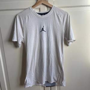  Hej! Jag säljer en Air Jordan t-shirt som inte längre kommer till användning . Den är gjord av Dri-FIT vilket betyder att den funkar den bra att träna i.  Den är i bra skick. 