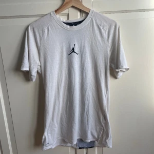 Air Jordan T-shirt.  -  Hej! Jag säljer en Air Jordan t-shirt som inte längre kommer till användning . Den är gjord av Dri-FIT vilket betyder att den funkar den bra att träna i.  Den är i bra skick. 