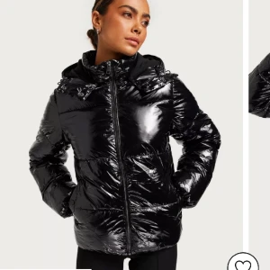 Vinterjacka från Nelly  - Säljer denna helt oanvända jacka från Nelly med lapp och kvitto kvar. I storlek xxs men jag har vanligtvis xs eller s och den passar super! Säljer den då jag köpte en annan dagen efter som jag hellre ville ha. Den är helt slutsåld och svår att få tag på. 