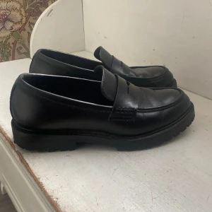 Loafers  - Använda 3-5 gånger. Fina loafers med en hög sula.